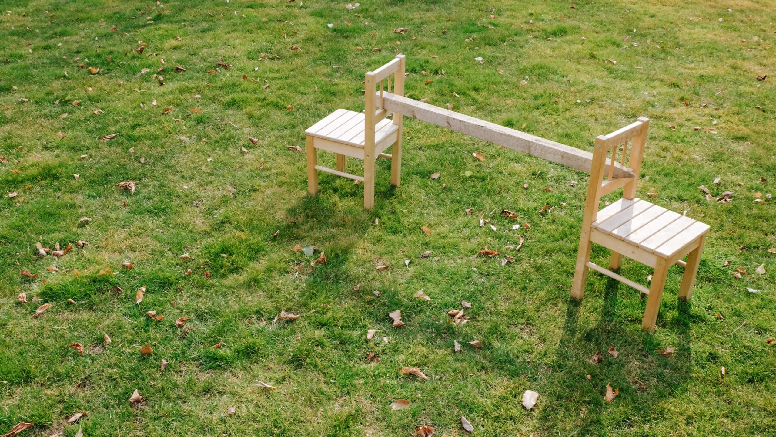 芝生のうえにある木製の椅子